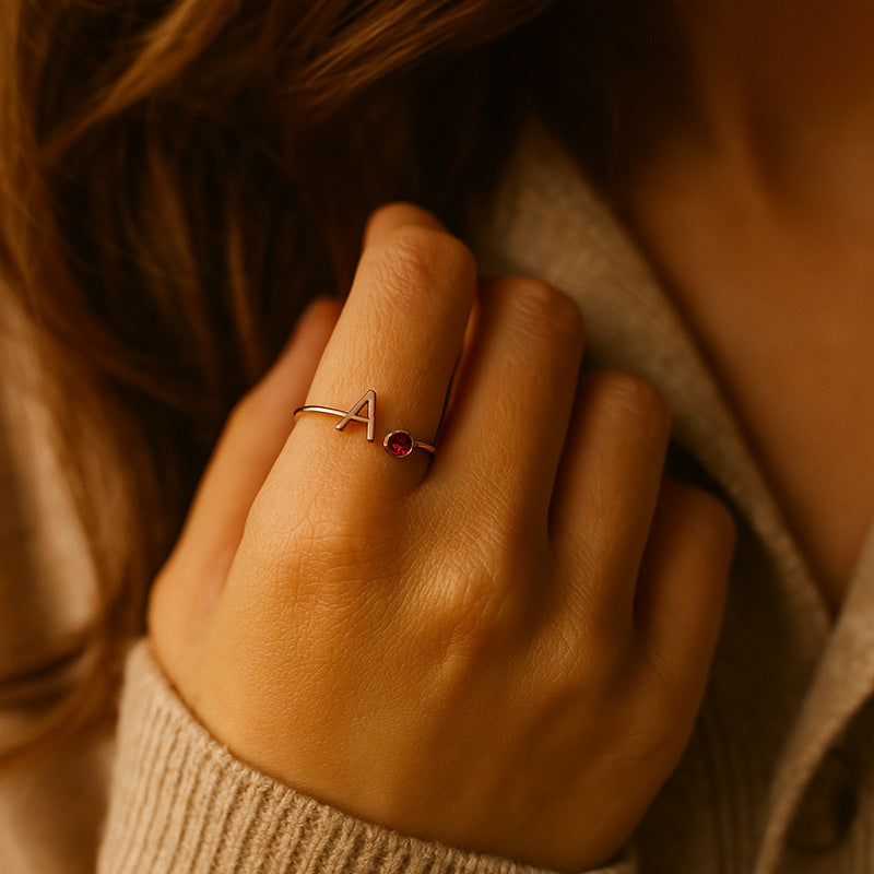 Elani – Ring mit Buchstabe & Geburtsstein