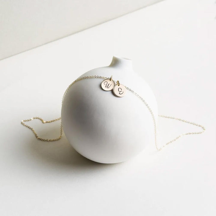 Aura Coins – Personalisierte Initialen-Halskette