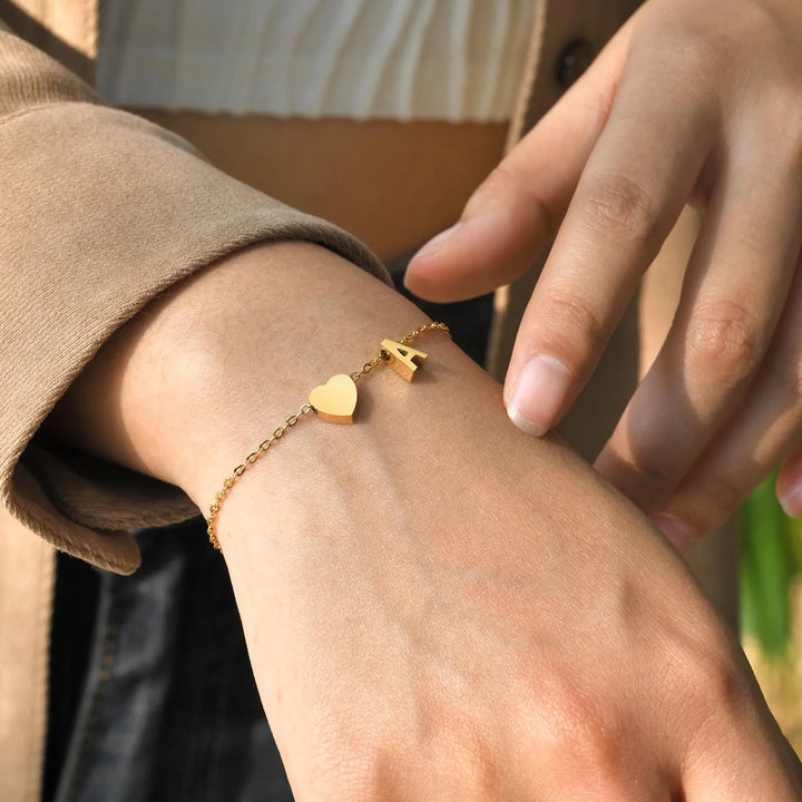 Charmia - Armband mit Herz und Buchstabe