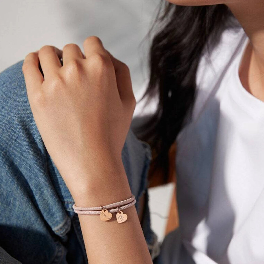 Ava – Personalisiertes Armband mit gravierten Herzanhängern