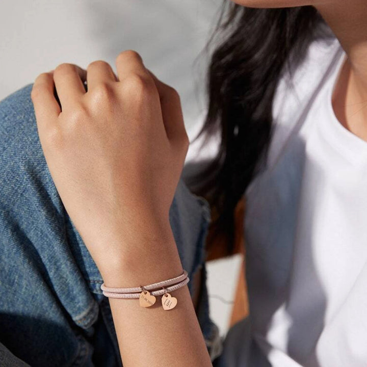 Ava – Personalisiertes Armband mit gravierten Herzanhängern