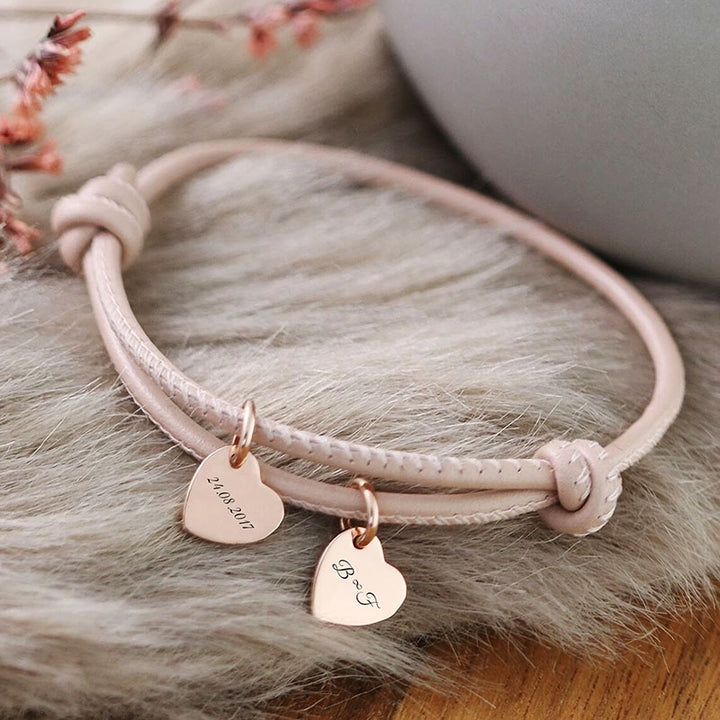 Ava – Personalisiertes Lederarmband mit Herzanhängern