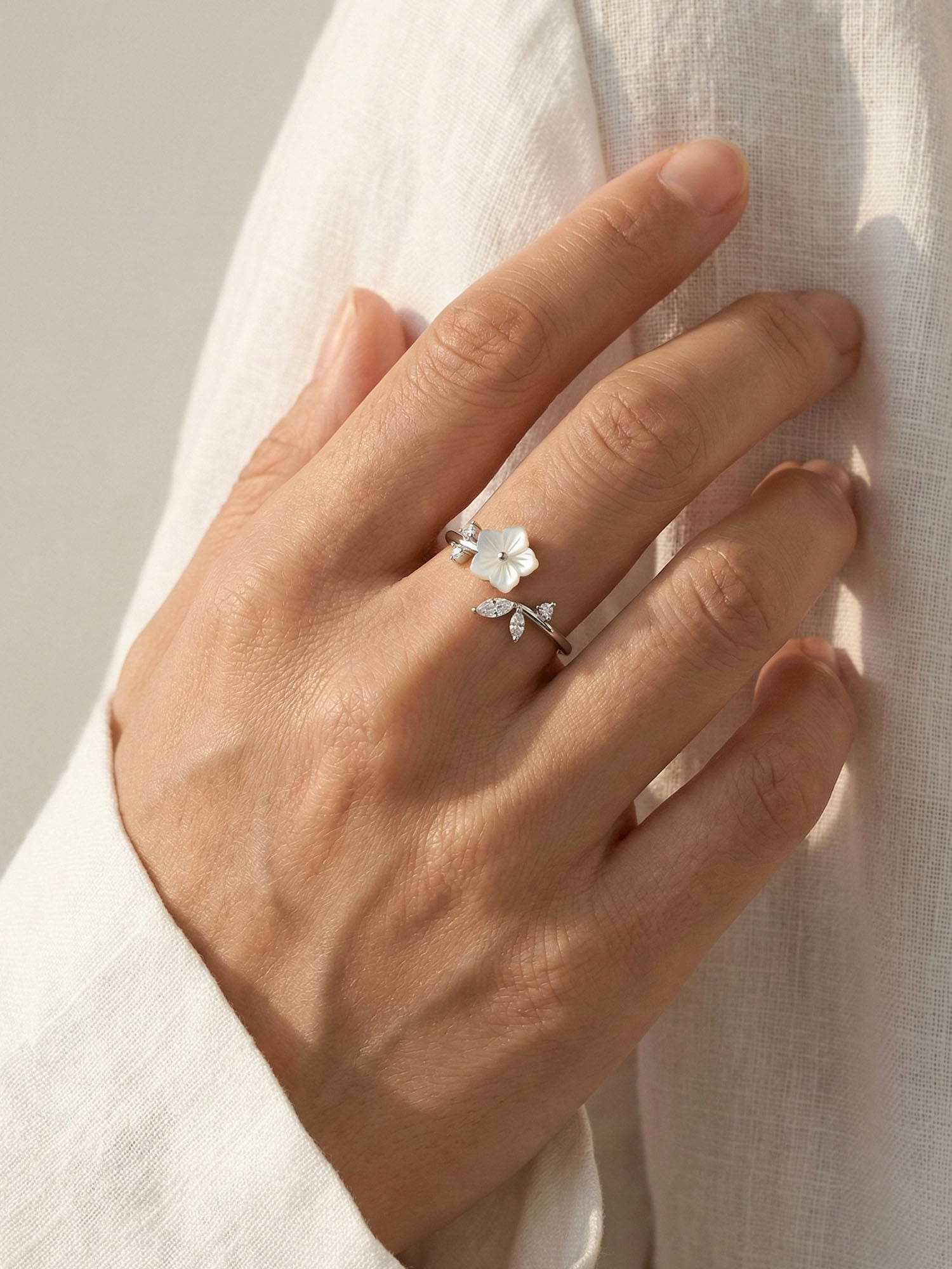 Bloom – ring with flower