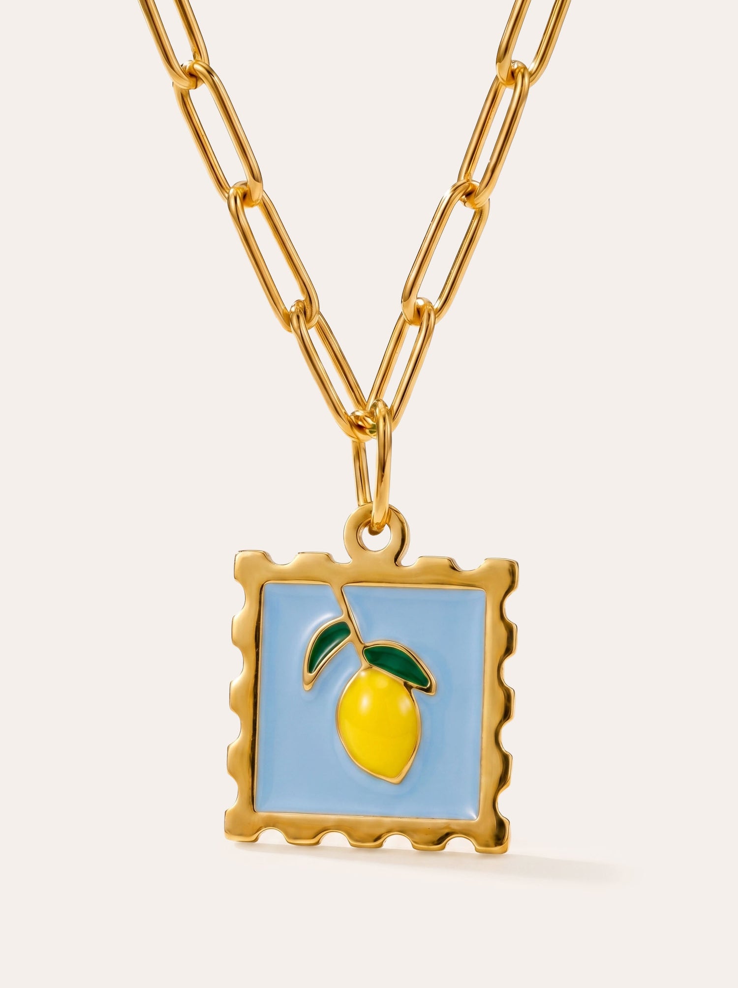 Fruit Postcard – Bunte Halskette mit Anhänger im Briefmarken-Stil