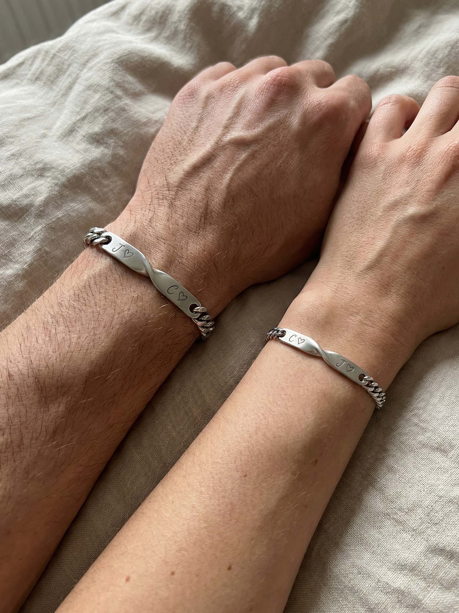 Helix Chain – Cuban-Partnerarmbänder mit Gravur