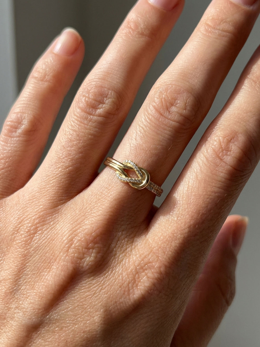 Liebesknoten – Knotenring mit Zirkonia